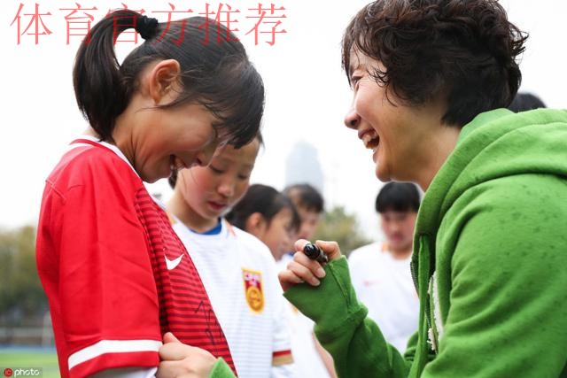 玫瑰再绽放 | 2019国际足联女足世界杯奖杯巡展·中国站在上海举行 玫瑰再绽放 | 2019国际足联女足世界杯奖杯巡展·中国站在上海举行